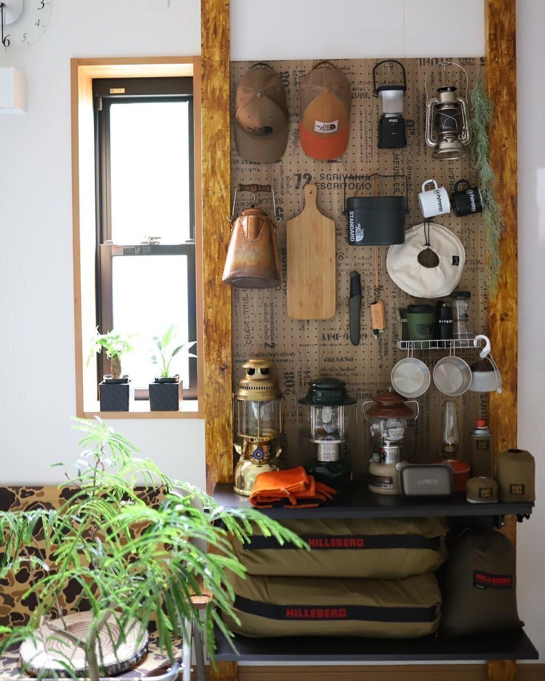 ディアウォールと有孔ボードで見せる収納に