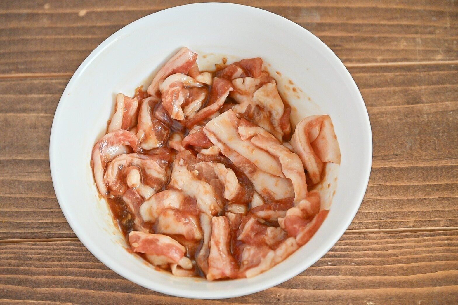 「バカッタレ丼のたれ」に漬けた豚バラ肉