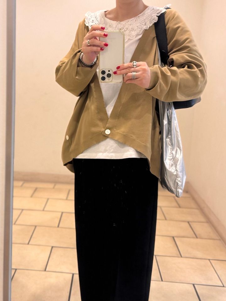 ベージュカーディガンと黒パンツ