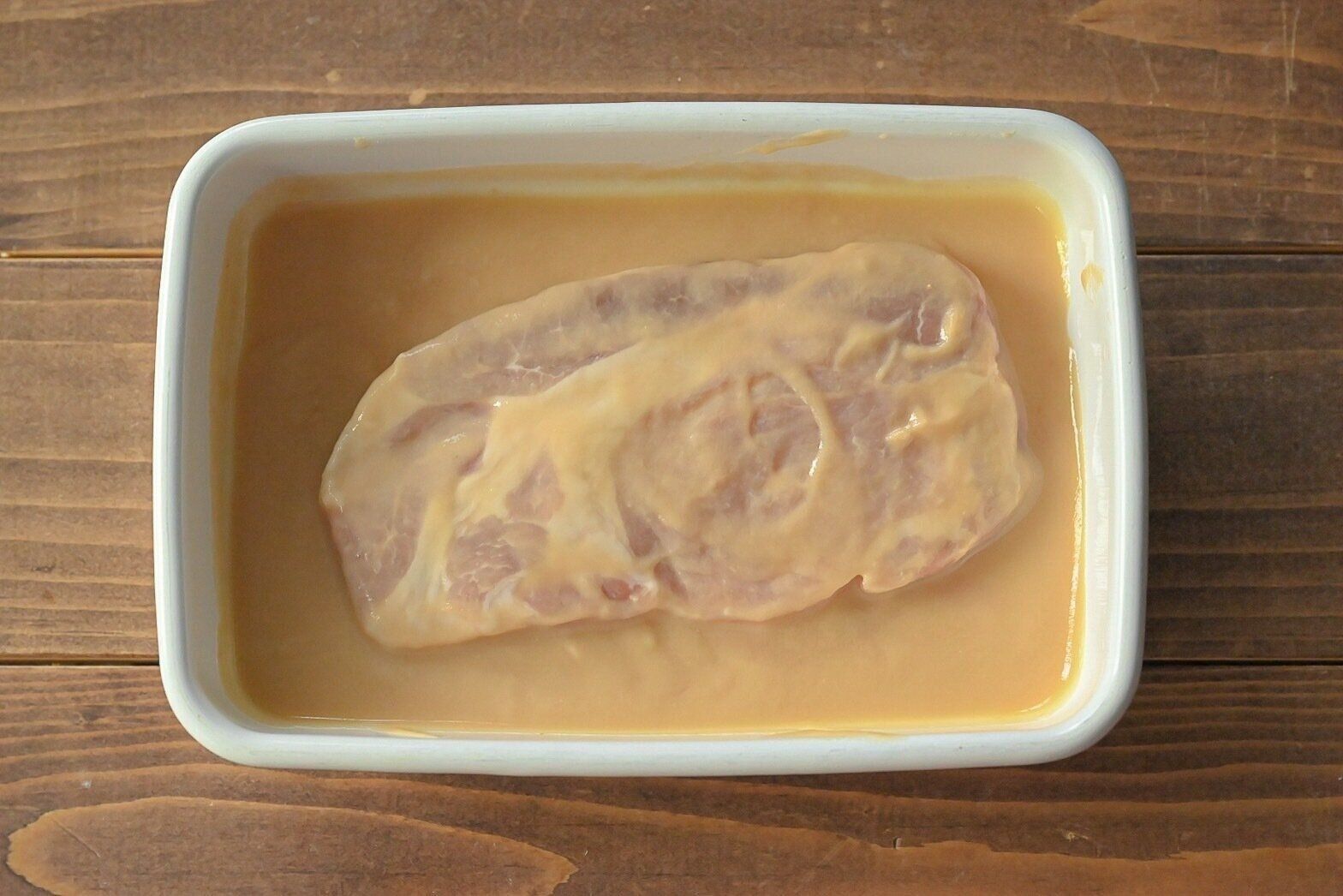 「粕漬け焼きの素」に浸かった豚肉