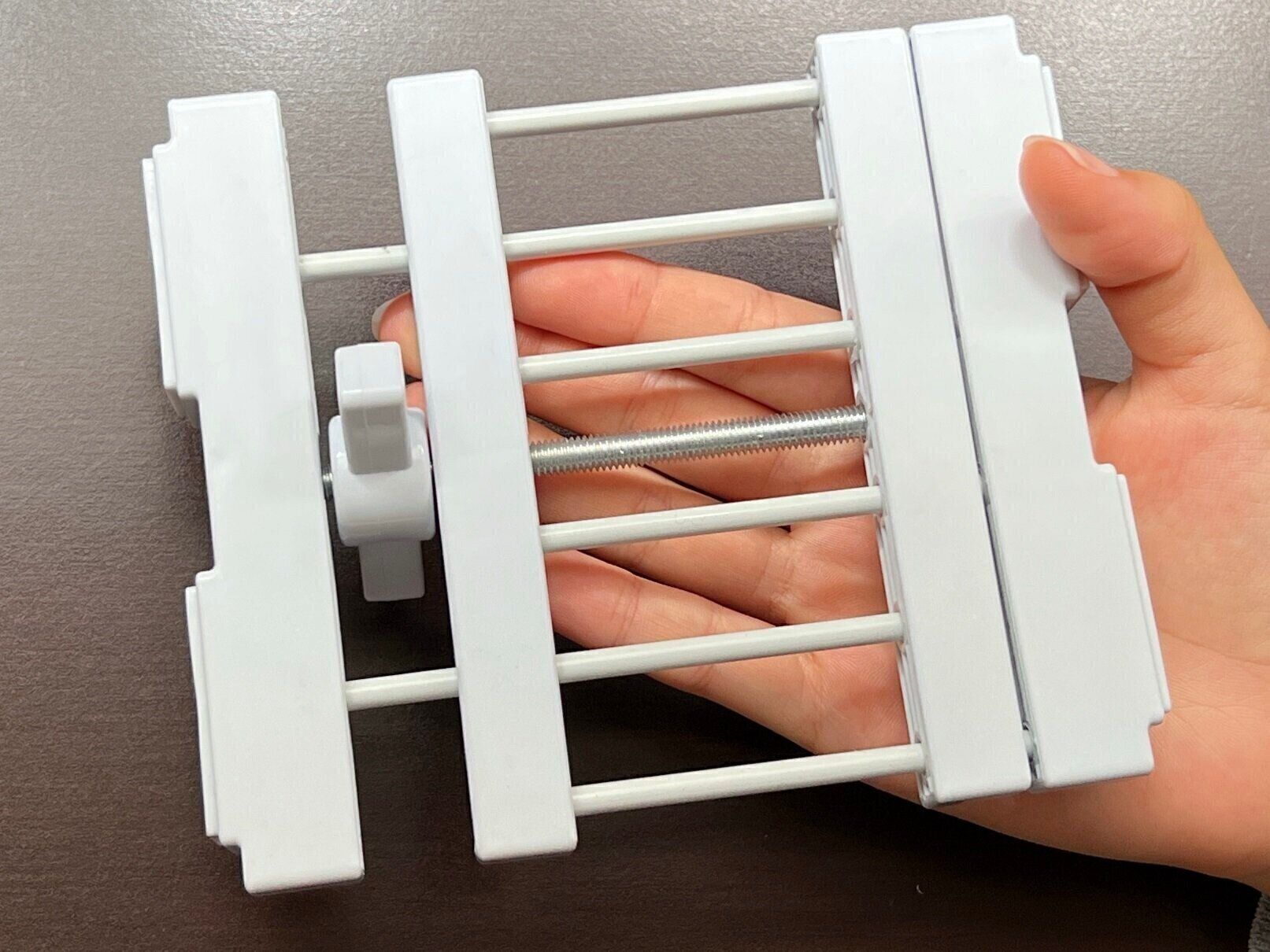 手のひらサイズのコンパクトな「つっぱり棚」