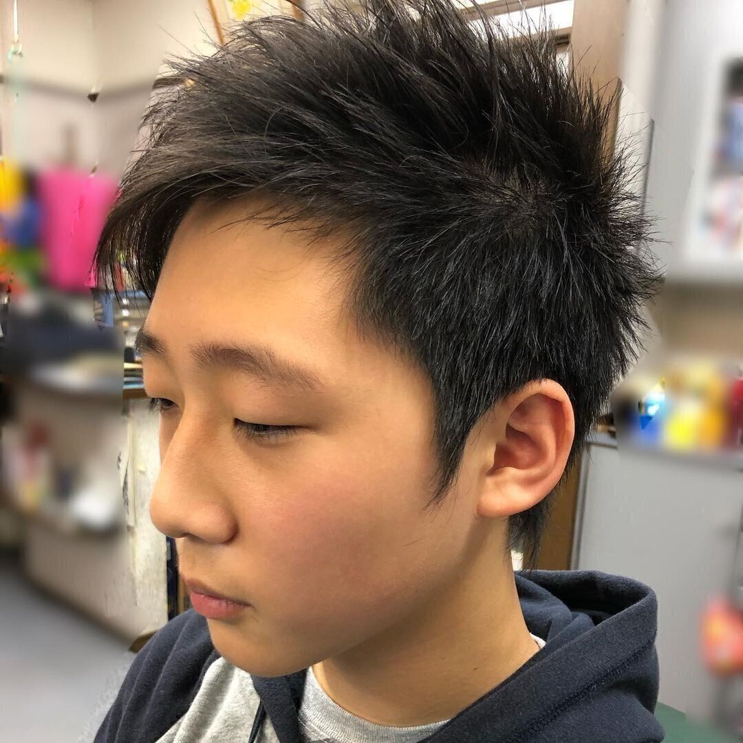 中学生の男の子に似合う流行のヘアスタイル スパイキーなクールヘア