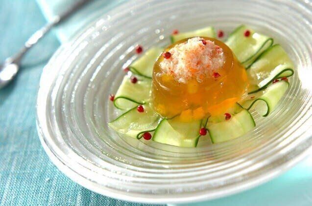 カニとパプリカのコンソメゼリー