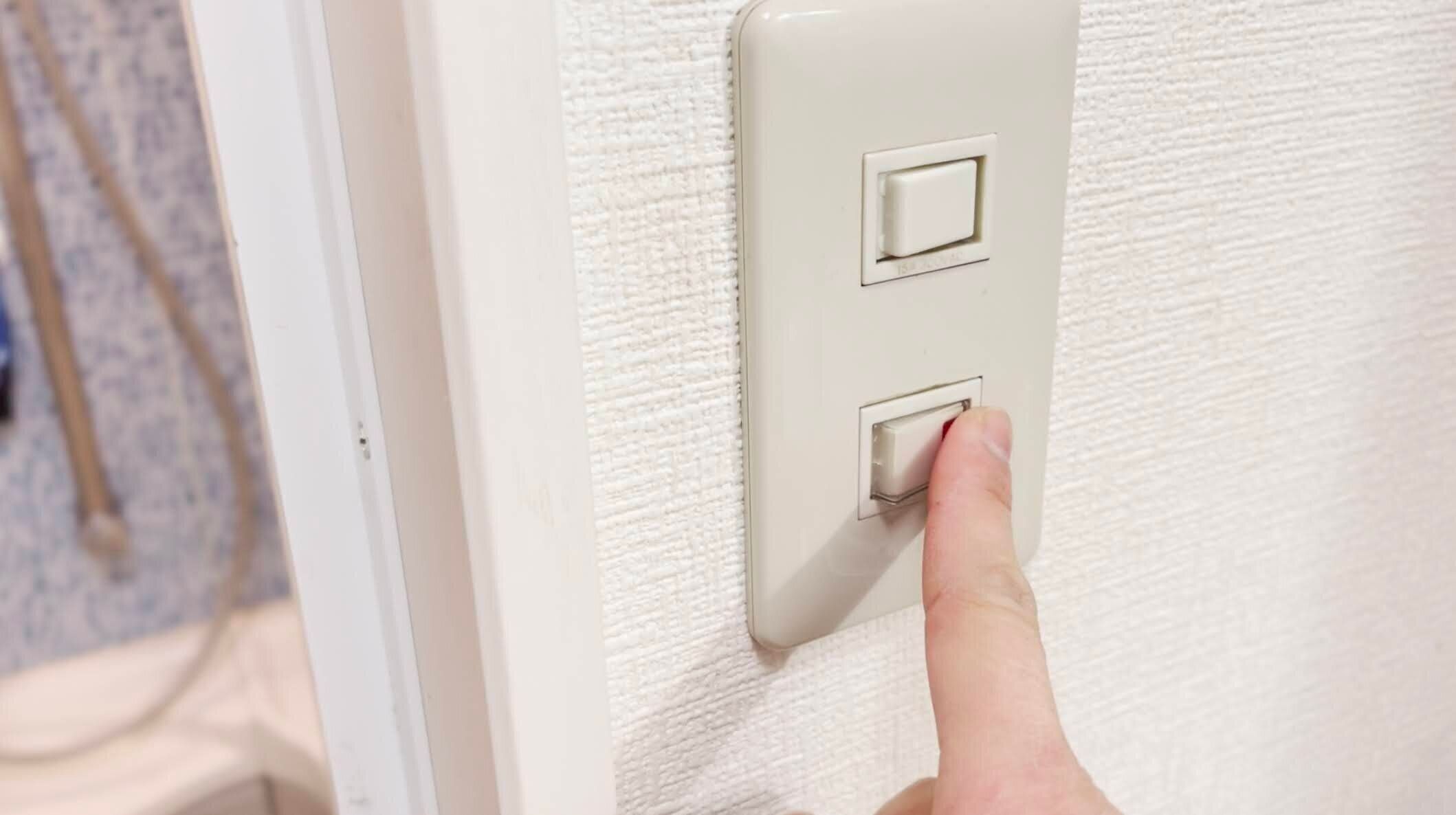 換気扇のスイッチを押す