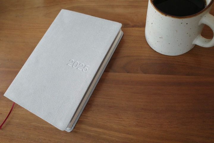 スエード調と色合いがかわいすぎる!無印良品の2025年のスケジュール帳は持てば気分が上がること間違いなし