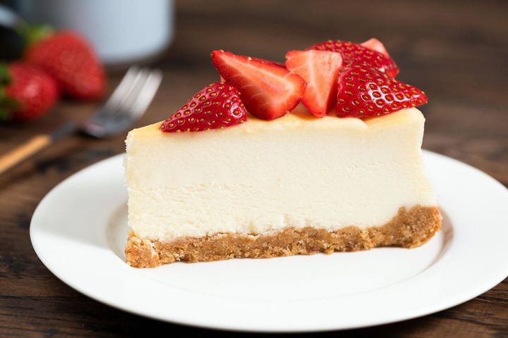 チーズケーキスライスとイチゴ