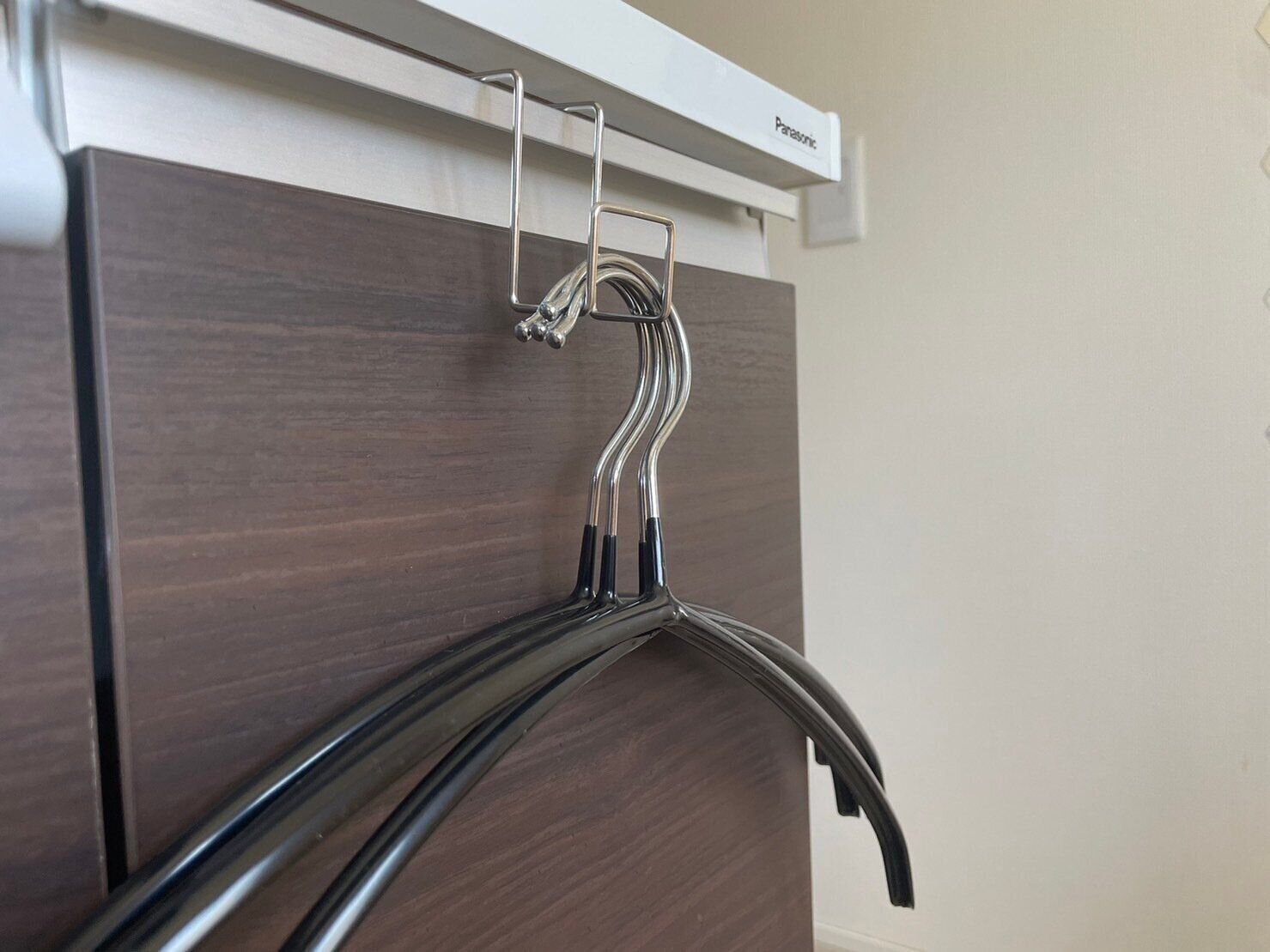 【無印良品】家事の悩み、不便をいっぺんに解決!?「扉につけるフック」が万能に使える