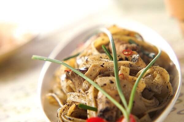 豆腐の黒ゴマパスタ