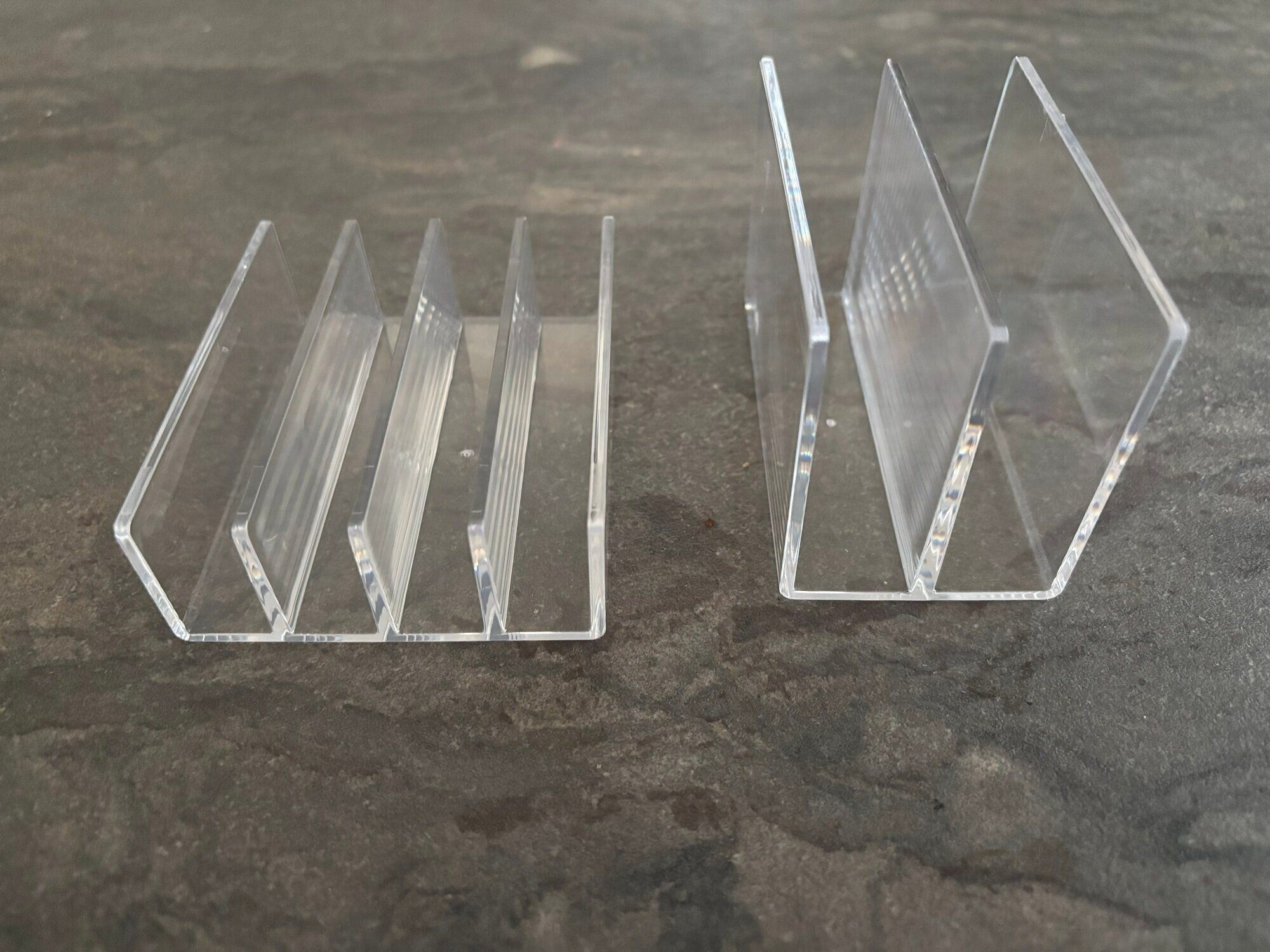 【セリア】ケーブル、タブレットなど置き場所に困るアイテムを一発解決！2種類の「仕切りスタンド」でごちゃつきがちなポイントのスッキリが叶う