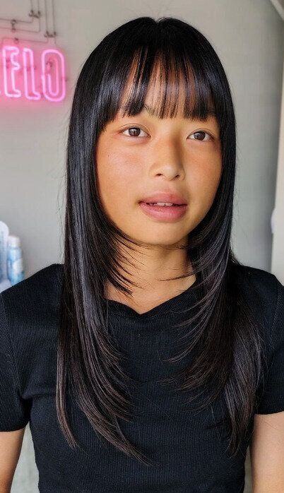 たっぷりのレイヤーが入った艶髪ロング