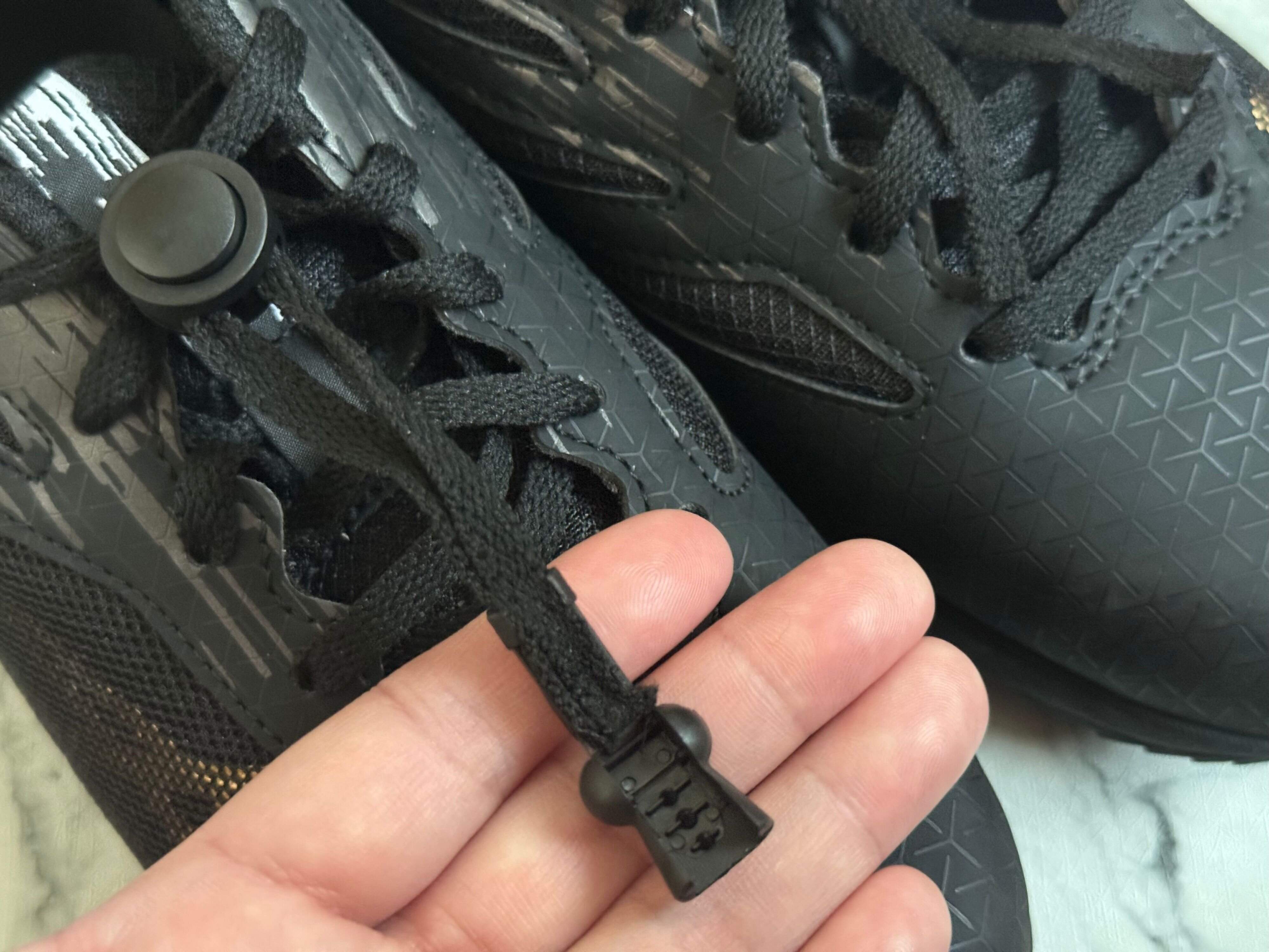 靴ひも調整パーツ