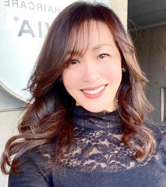 艶のある巻き髪でゴージャス！大人のセミロング