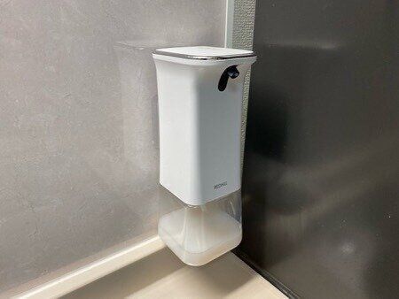 【キャンドゥ】シールフックでソープディスペンサーも浮かせる！