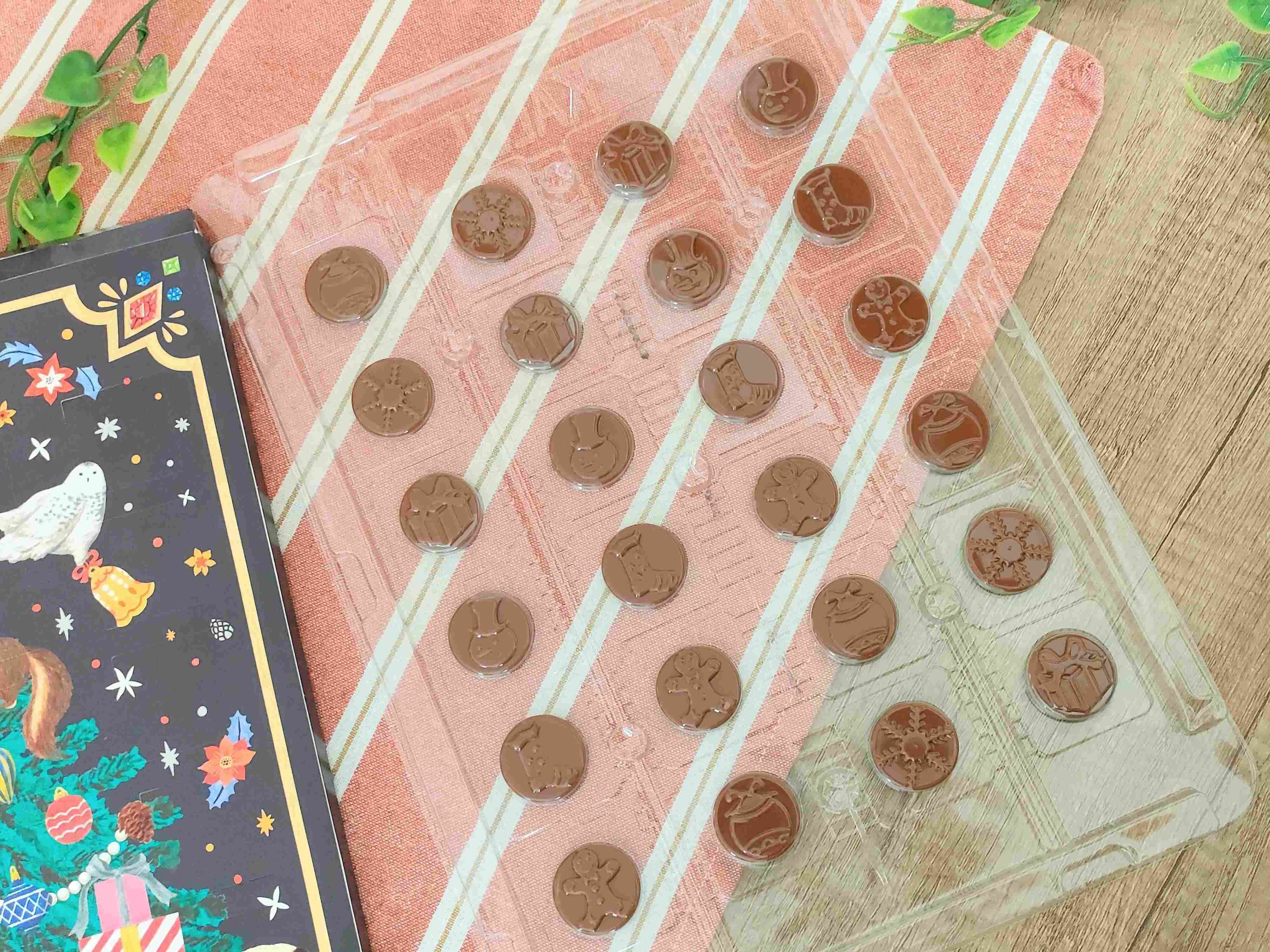 アドベントカレンダーの中身は24枚のチョコレートが入っている