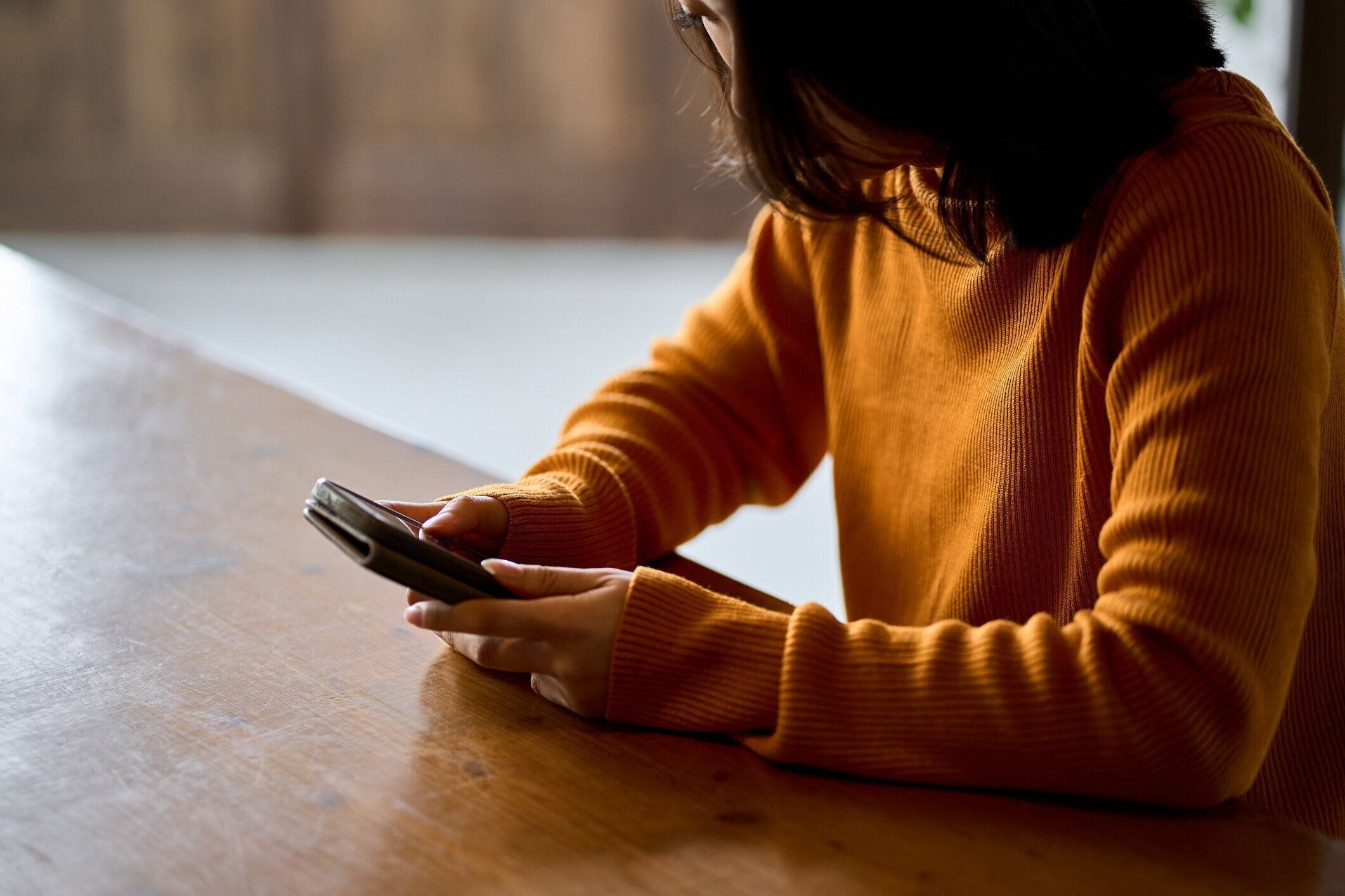 スマホを見て落ち込んでいる女性