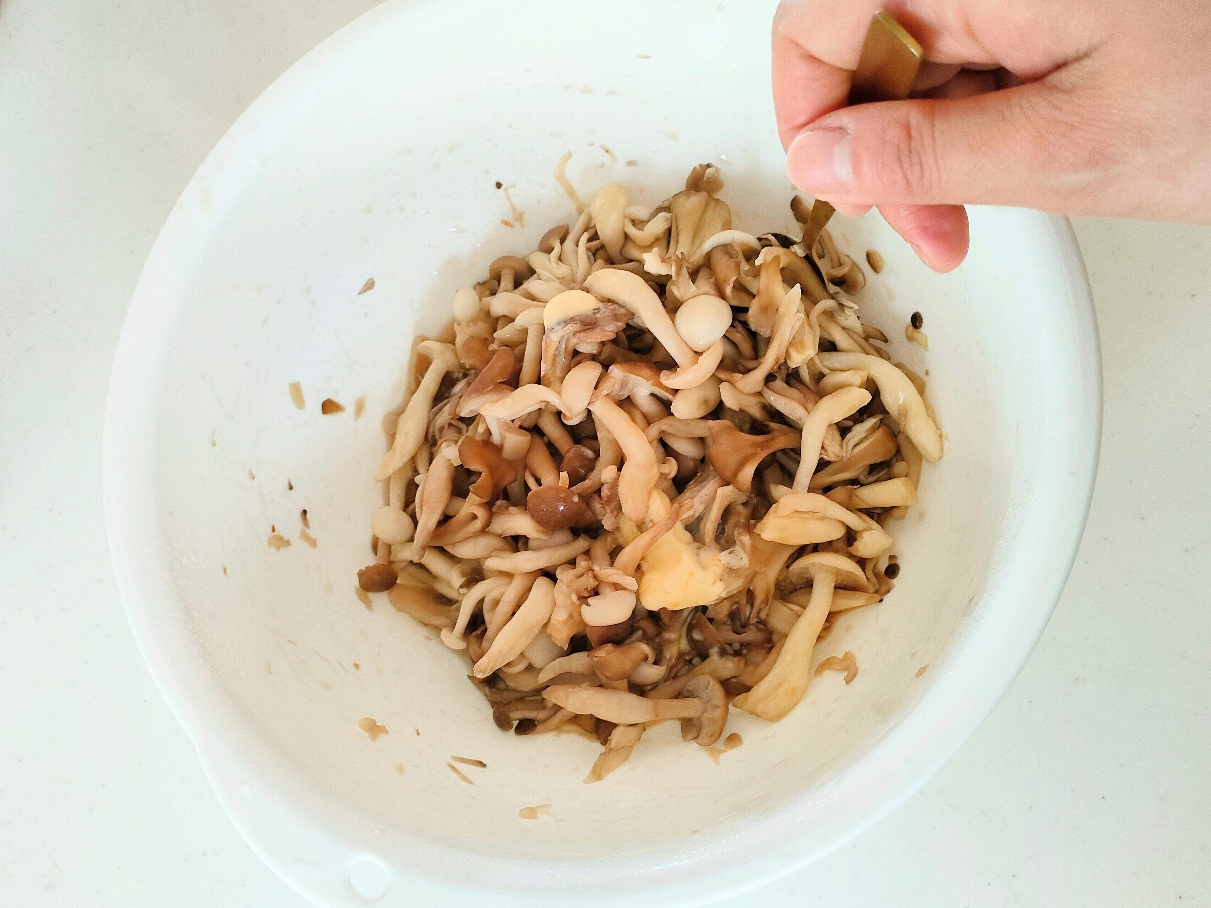 バターとポン酢を入れて和える