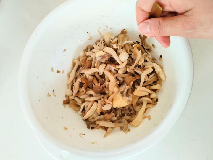 バターとポン酢を入れて和える