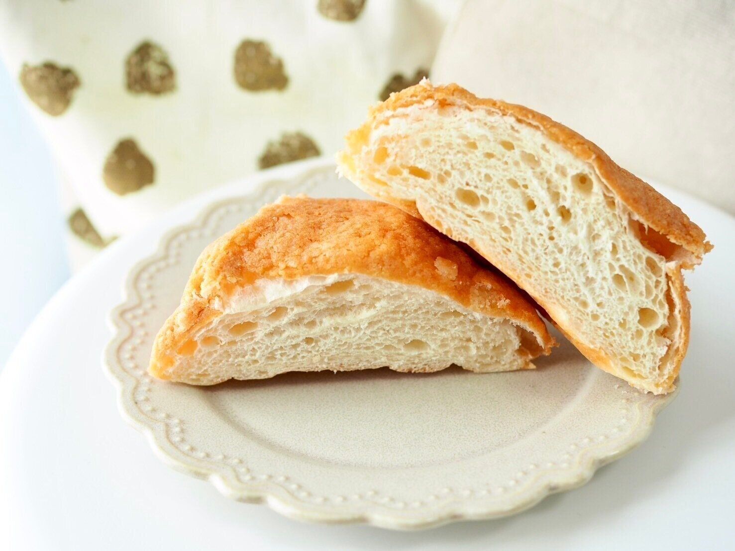 シャトレーゼ「焦がしバターのメロンパン」断面写真