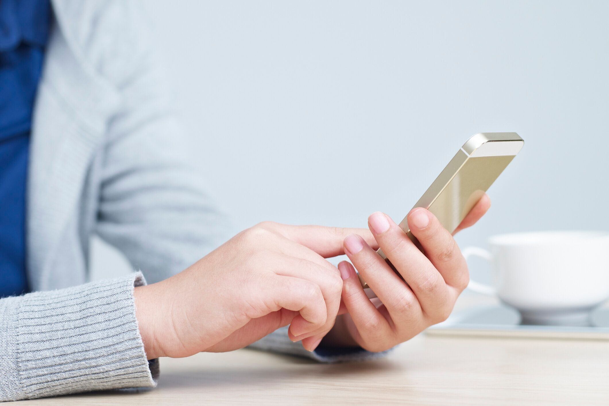 女性の携帯電話を使用して