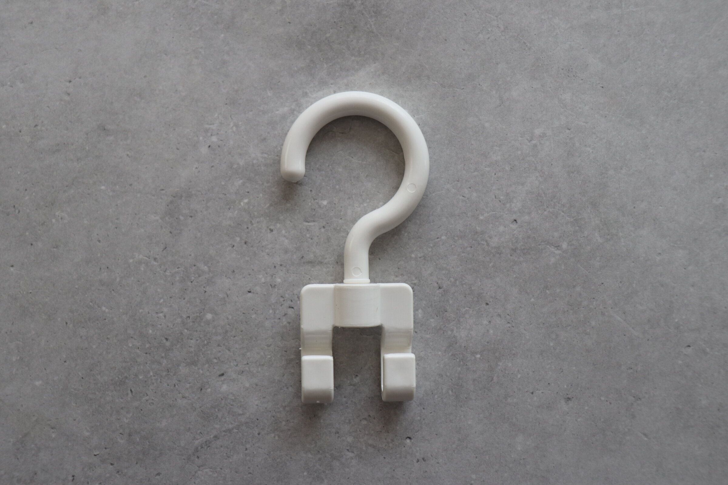 【セリア】簡単に壁掛け収納が叶う！セリアの「ワイヤーネット用ハンガー」で小物収納がはかどる