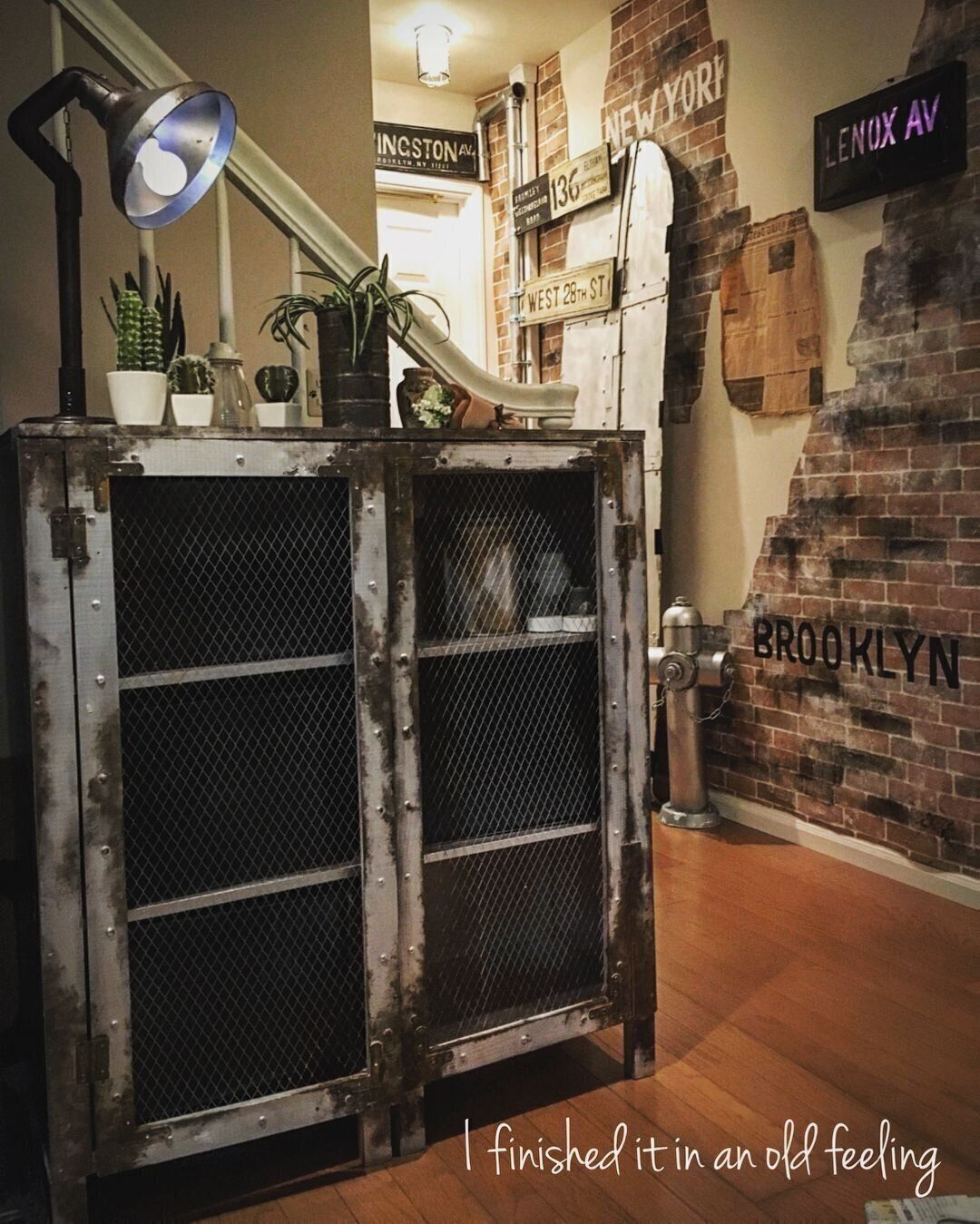 まるで売り物！カラーボックスが両開きの棚に