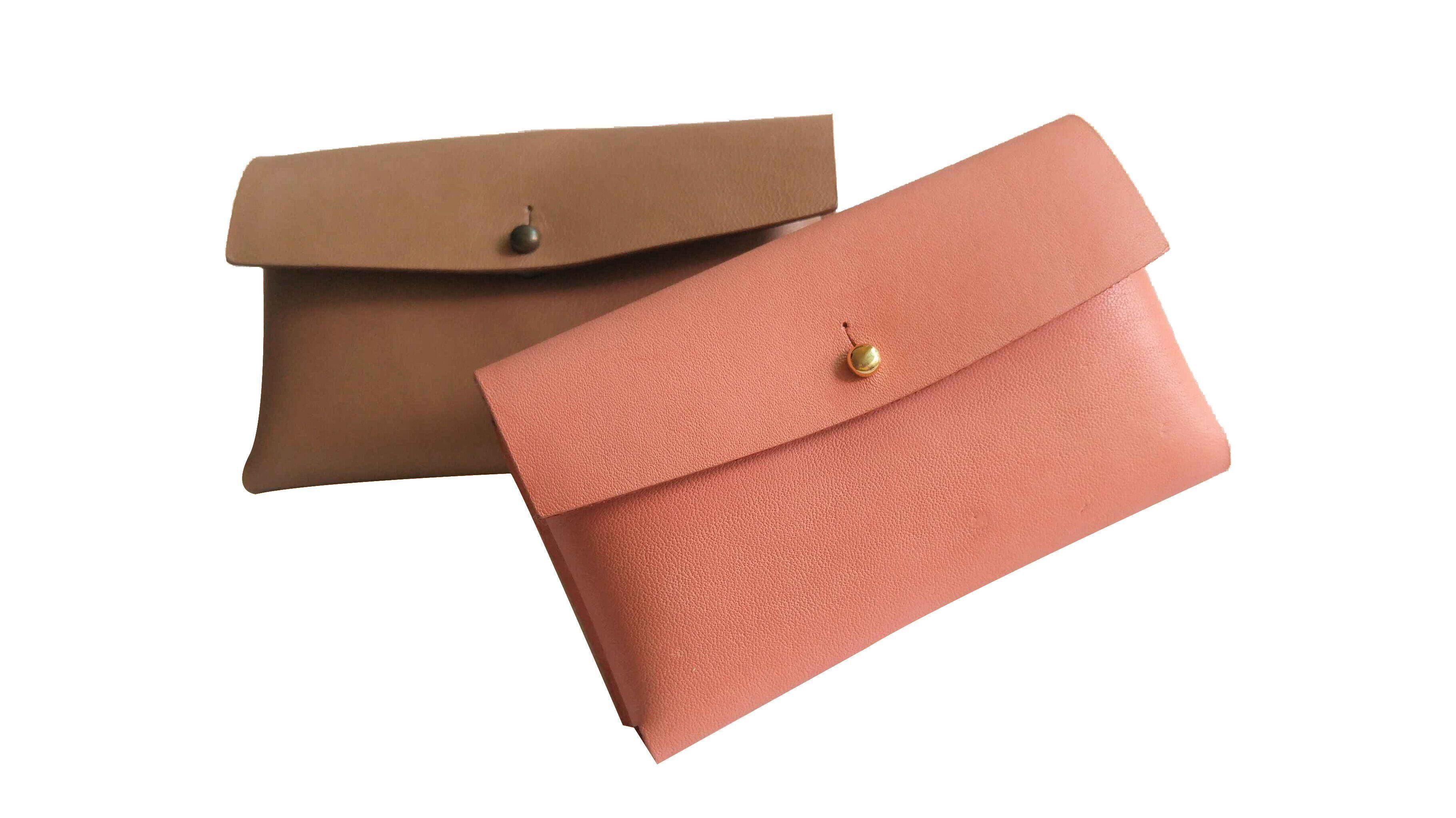 革の財布は白い背景を隔離した