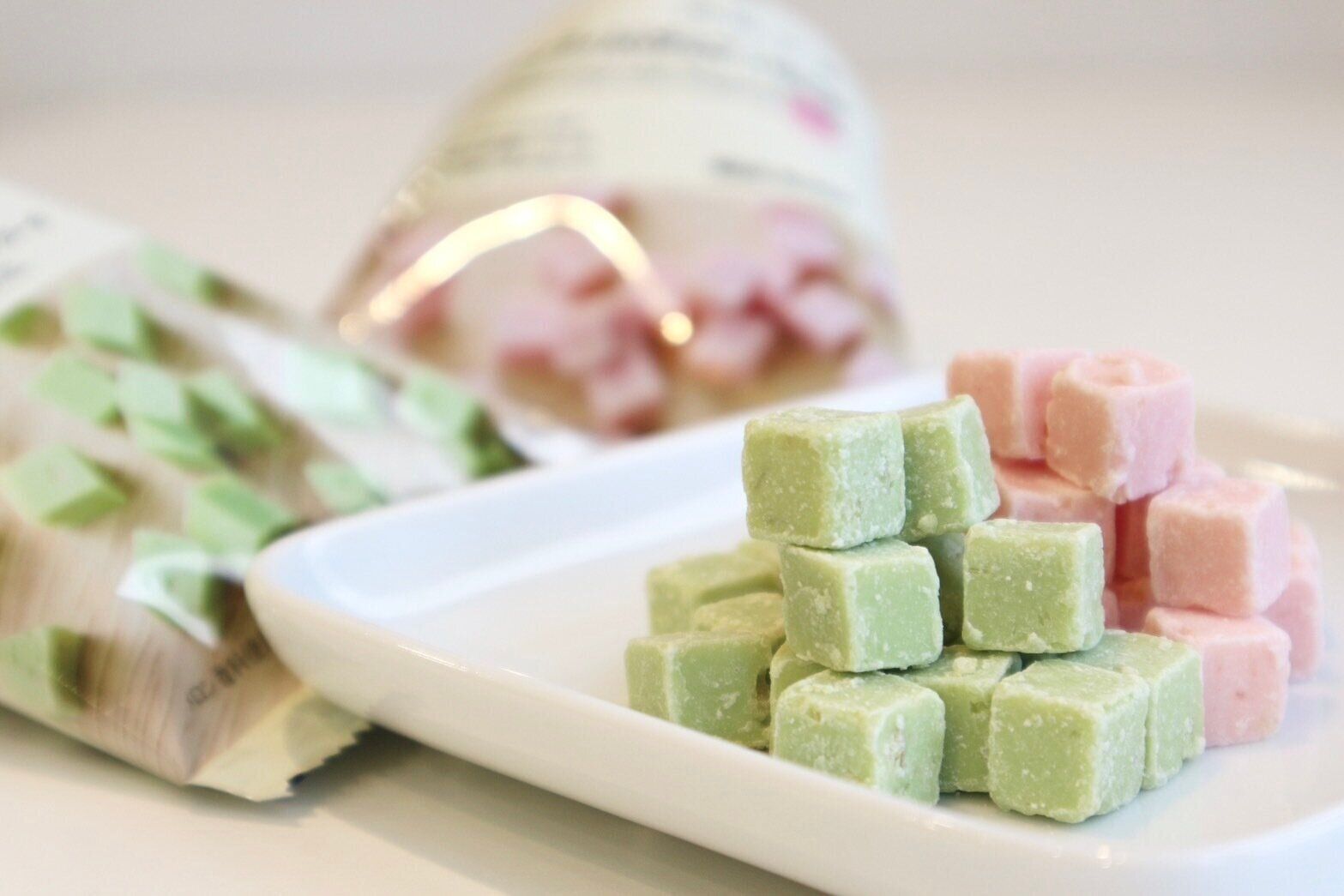 はじけるキャンディ入りチョコメロンといちごの中身