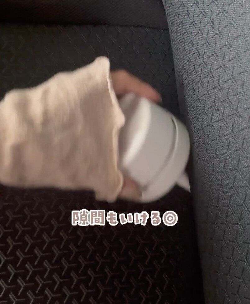 隙間掃除にあると便利！「乾電池卓上クリーナー」