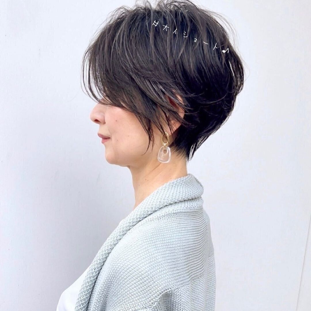 40代女性に似合うふんわりショートヘアスタイル！計算されたシンプル大人ショート