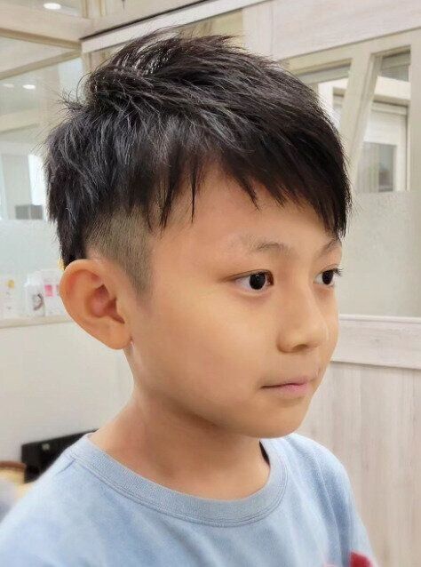 アシンメトリーの前髪がポイント！クールツーブロック