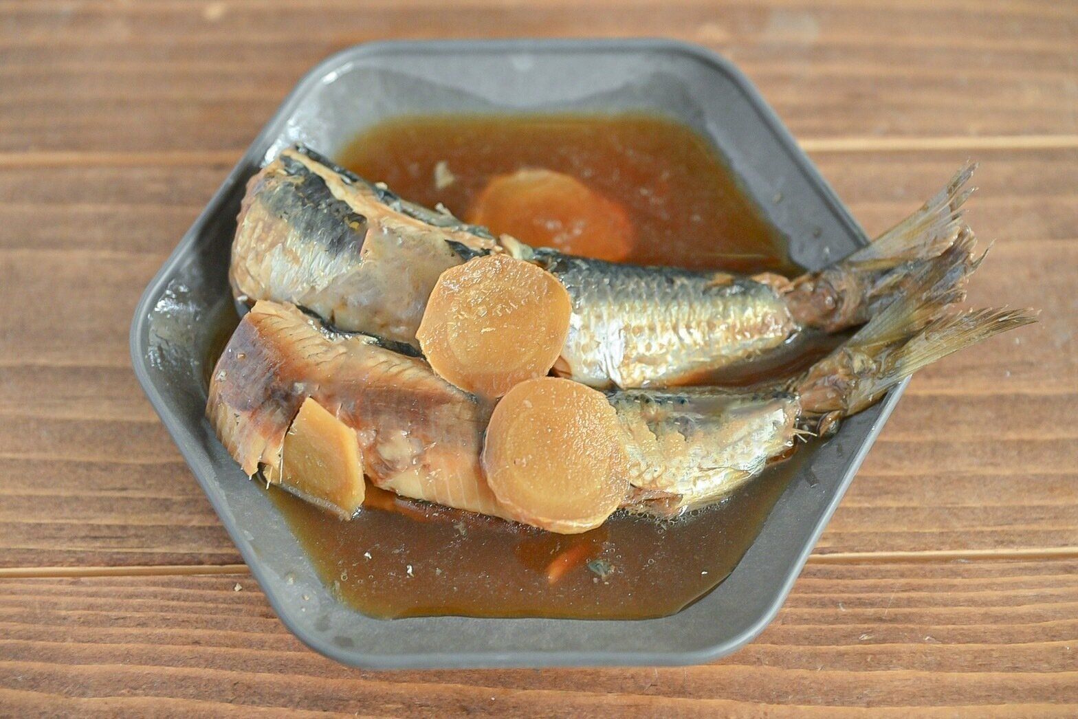 皿に盛られたいわしのしょうが煮