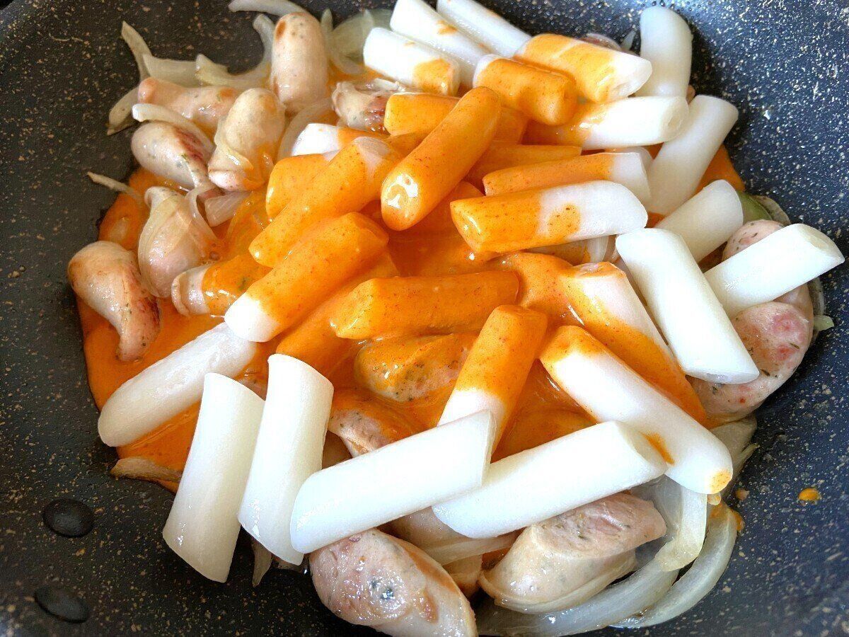 ソースを絡める