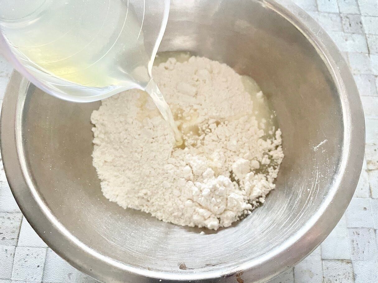 ホットケーキミックスにホエイを入れる