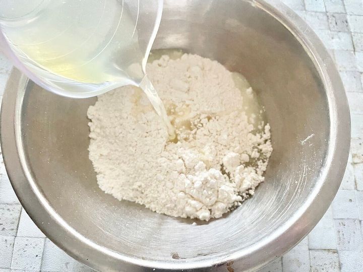 ホットケーキミックスにホエイを入れる