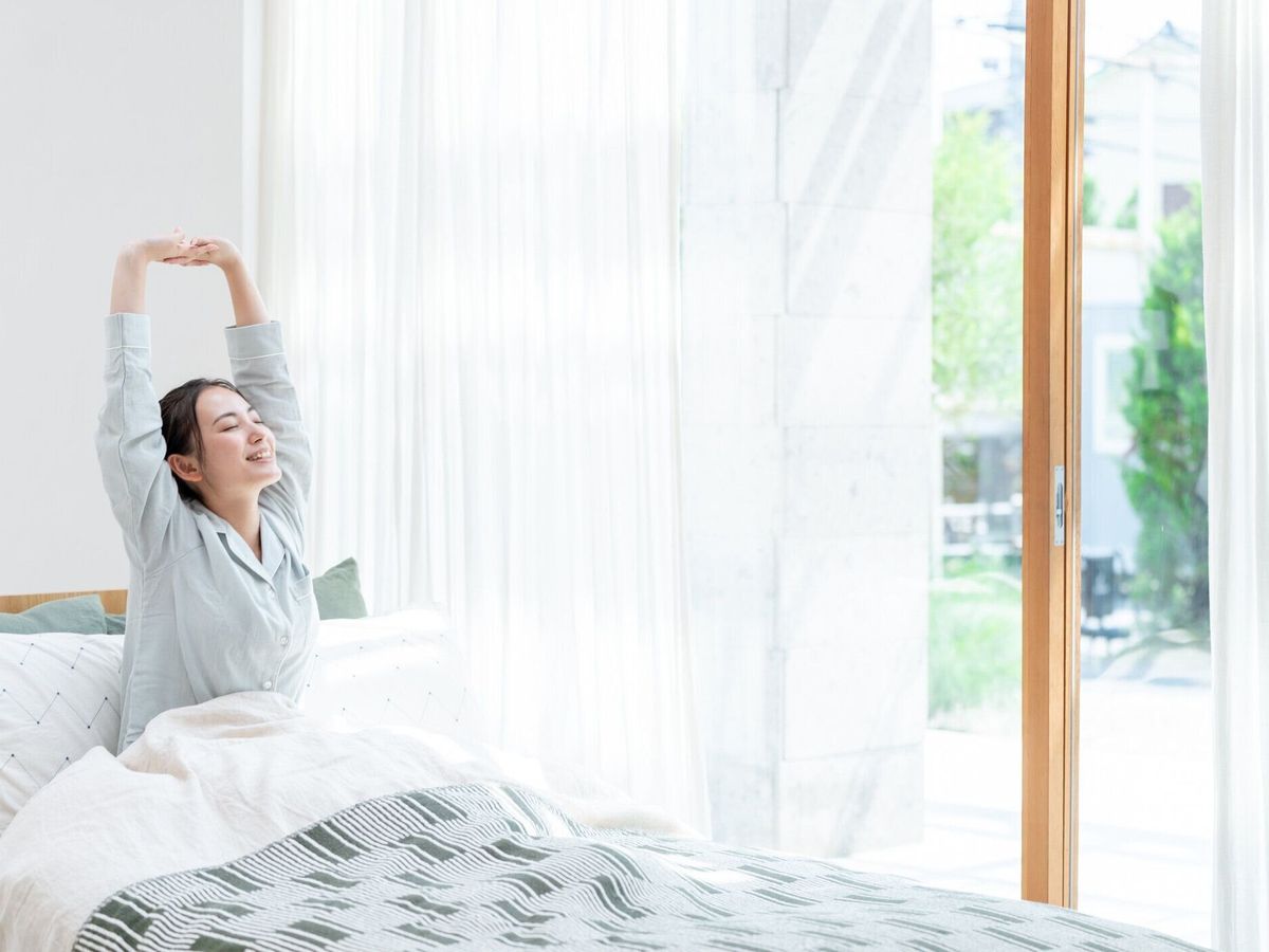 ベッドの上の魅力的な日本人女性