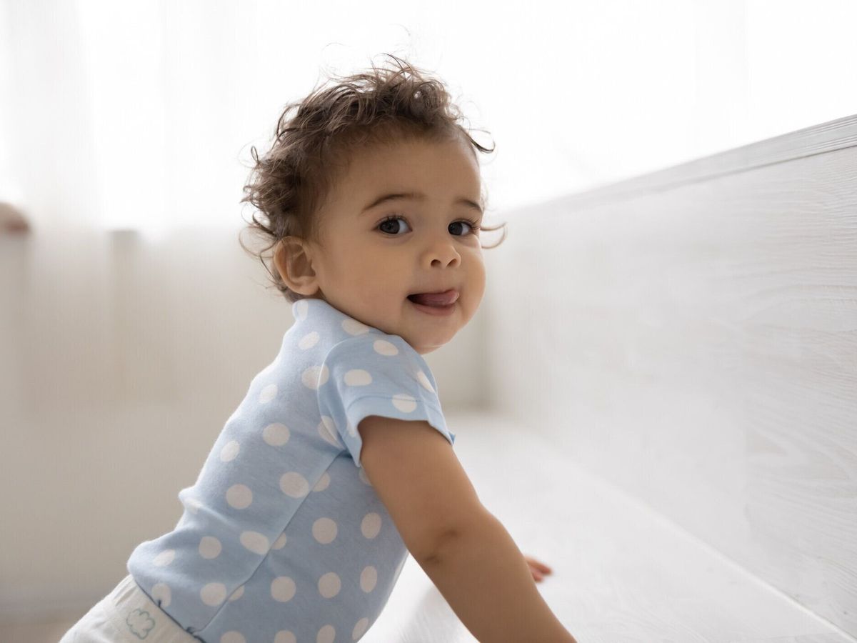 自宅でかわいい人種の赤ちゃんの遊びの肖像画