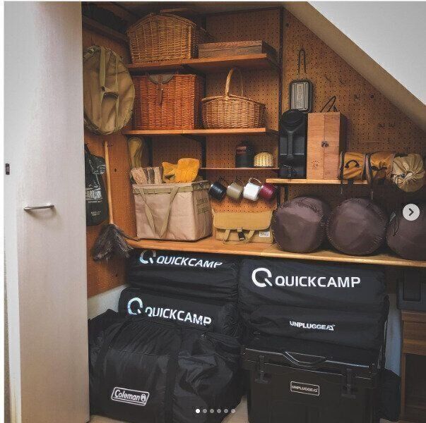キャンプ好き必見！階段下を活用したギア収納