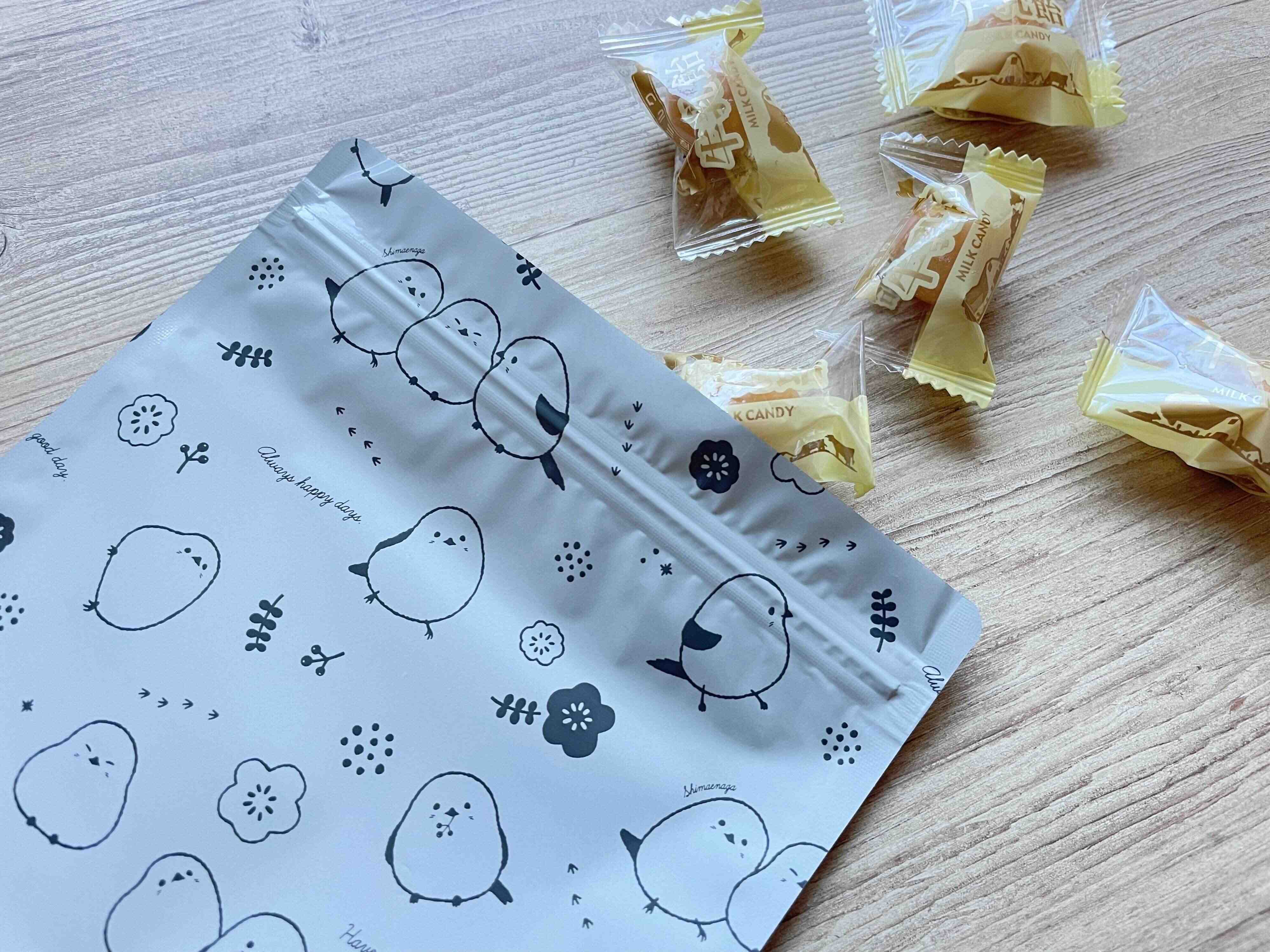 2．サニタリーバッグ 12枚入 北欧シマエナガ柄