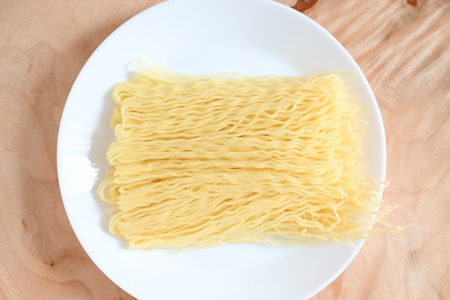 白い皿にのったアジア麺