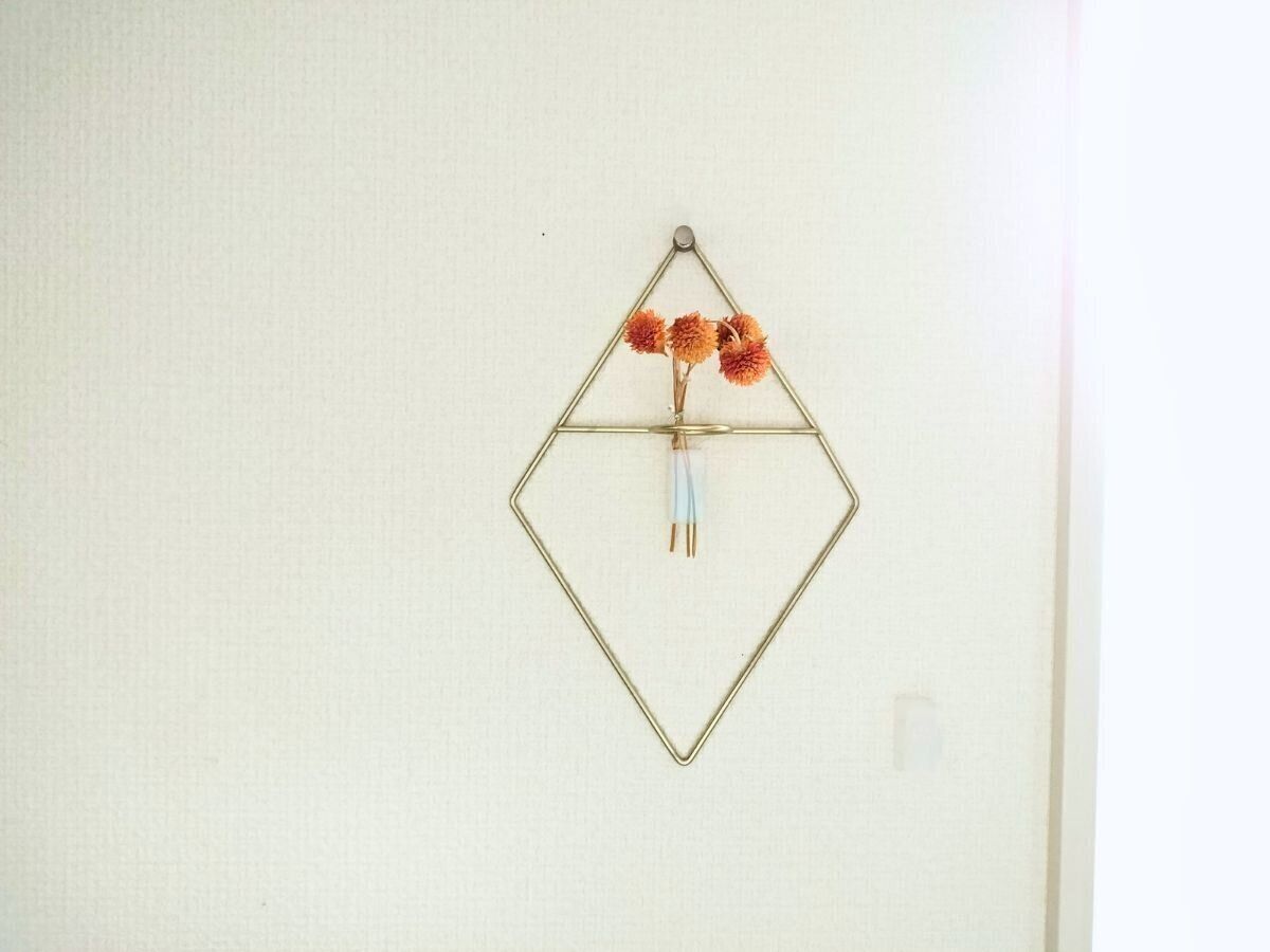 ワイヤー型壁掛けフラワーベースで装飾した画像