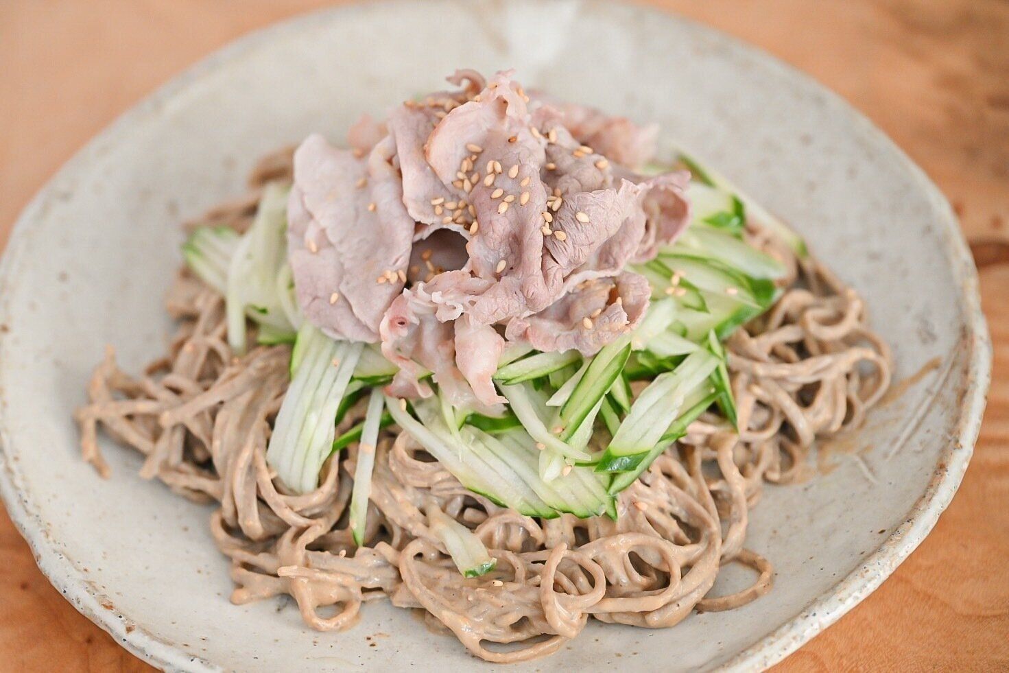 皿にのった冷しゃぶねりごまそば