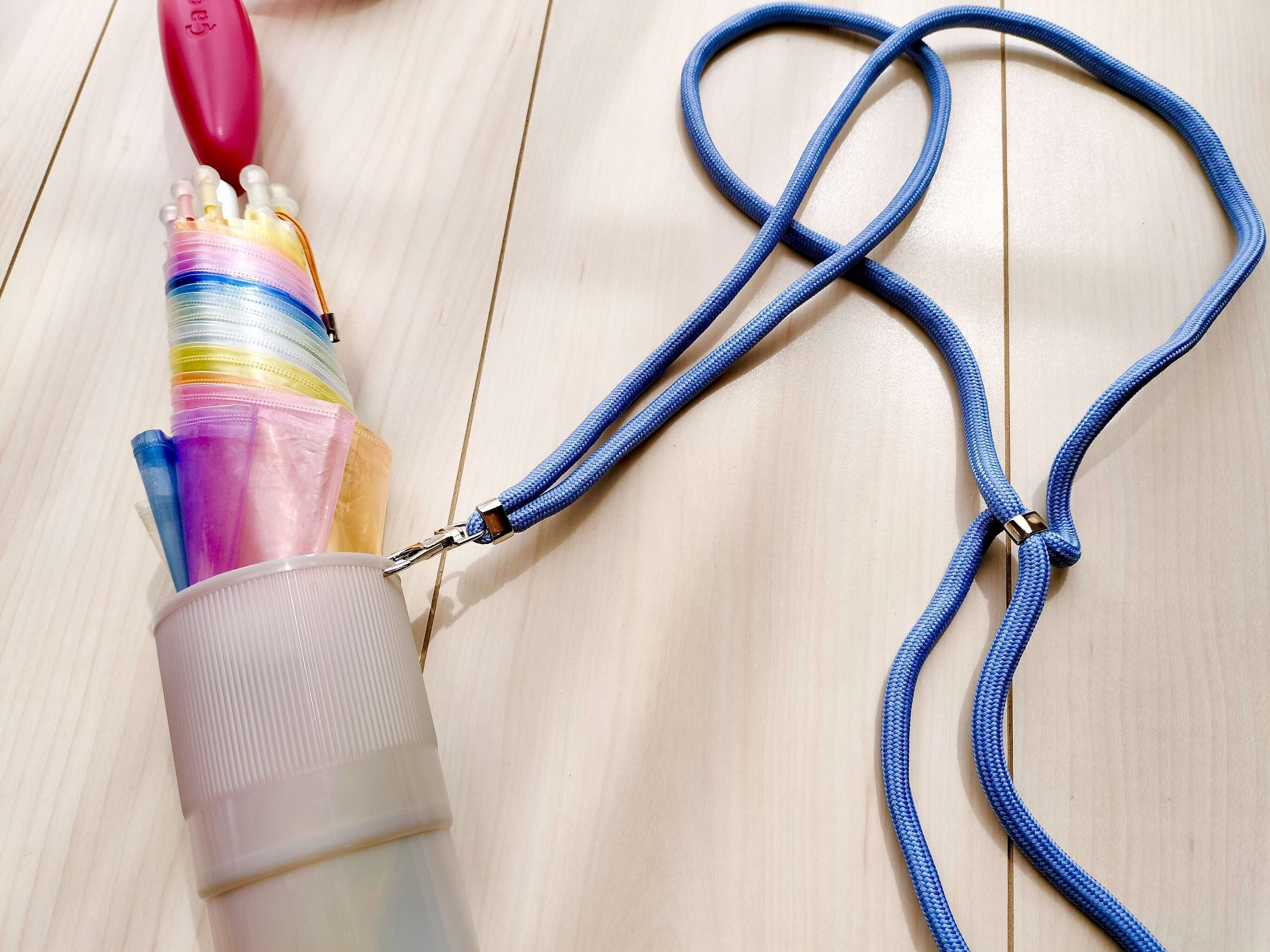 伸縮傘カバーにスマホショルダーストラップを付けた画像