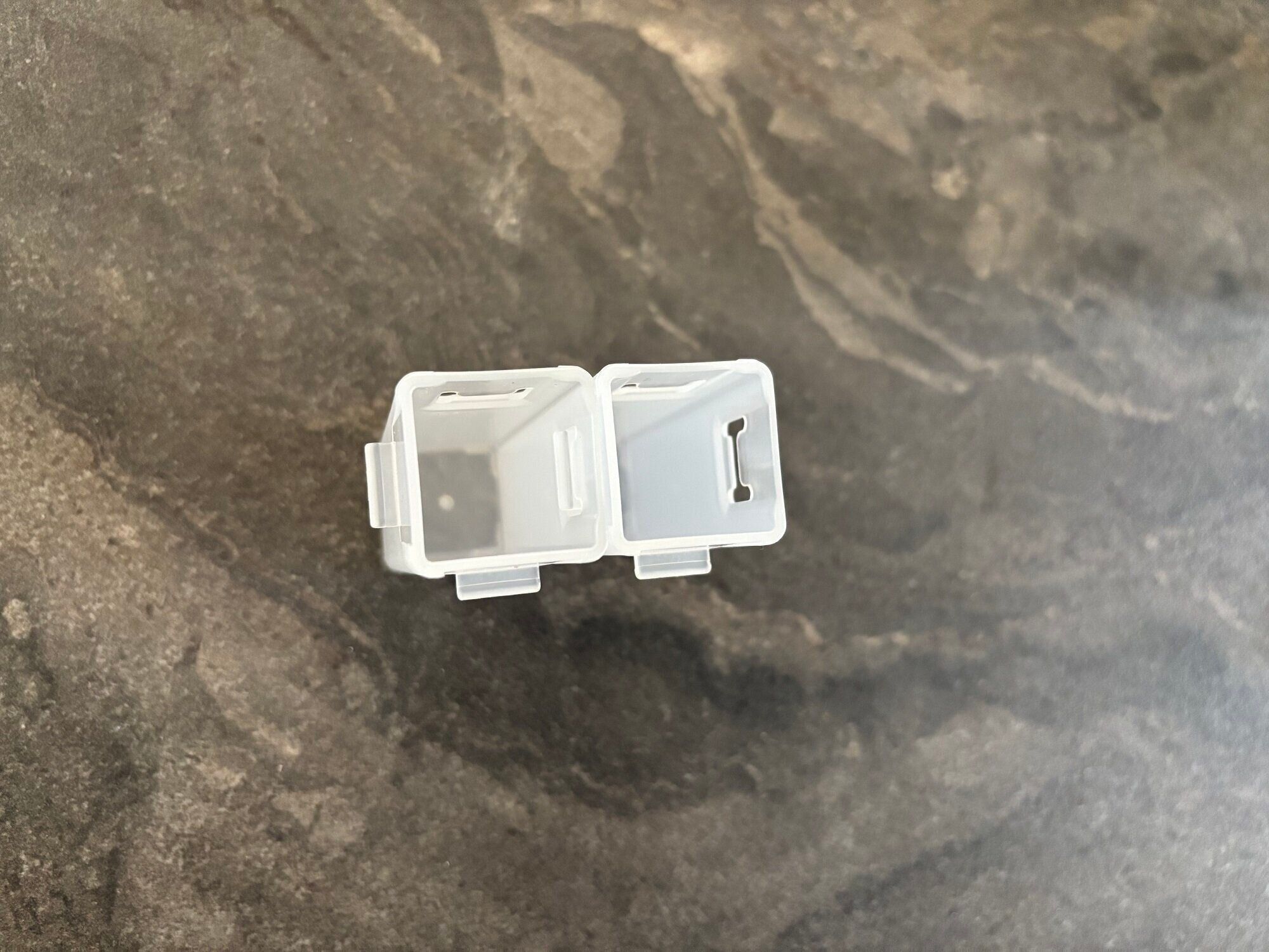 DAISOで見つけた！「あれ、どこいった？」迷子になりやすい軟膏のスッキリ収納が叶う優れモノ