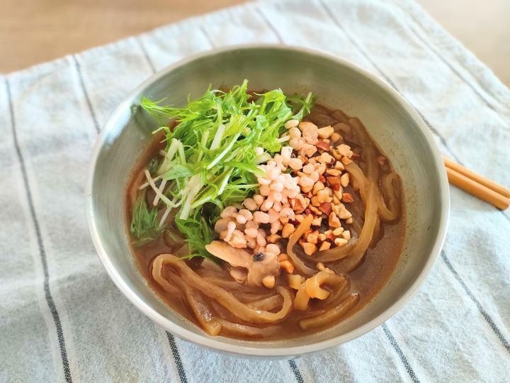お好みで野菜やナッツをトッピングすれば出来上がり