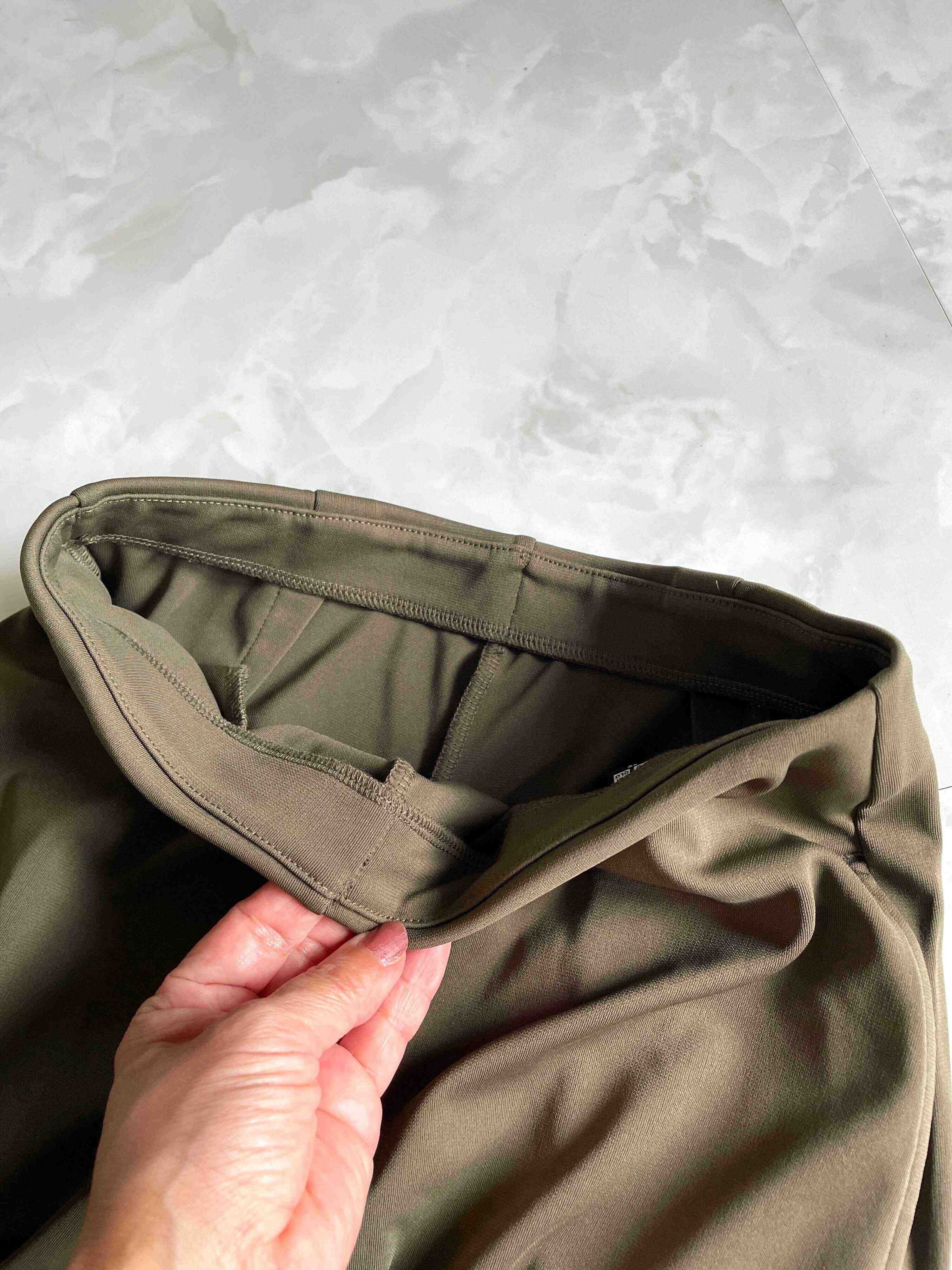 ユニクロ　クレープジャジーストレートパンツ