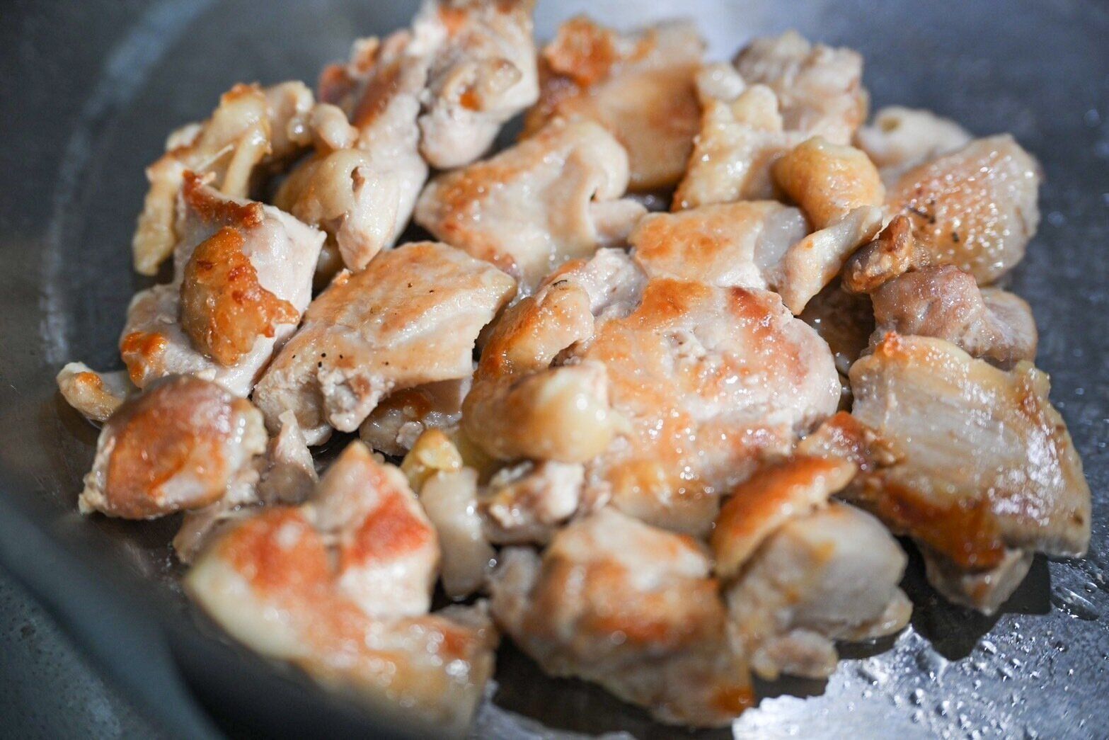 フライパンに入った鶏もも肉