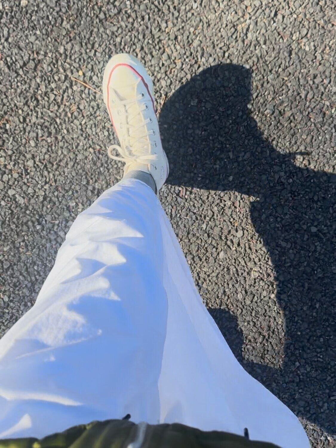 白スカートと白スニーカー