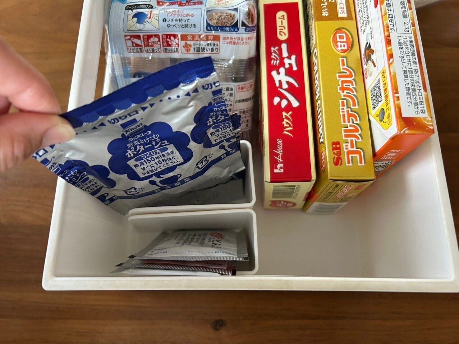 【セリア】伸縮するから使える！仕分けに便利なインナーケース！