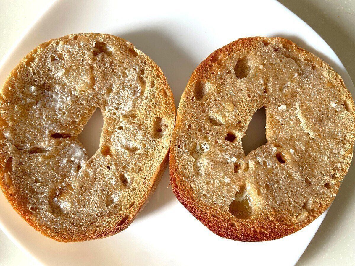トーストしてバターを塗ったベーグル