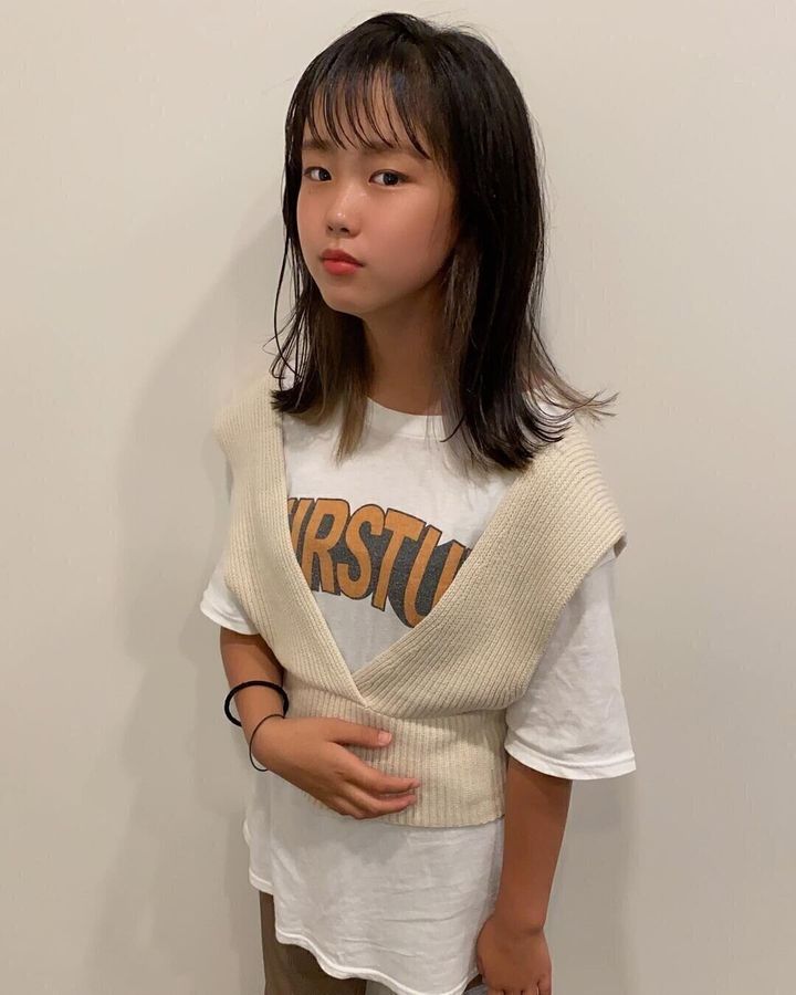 小学生女子も納得のキュートなヘアスタイル。大人顔負けクールな外ハネヘア
